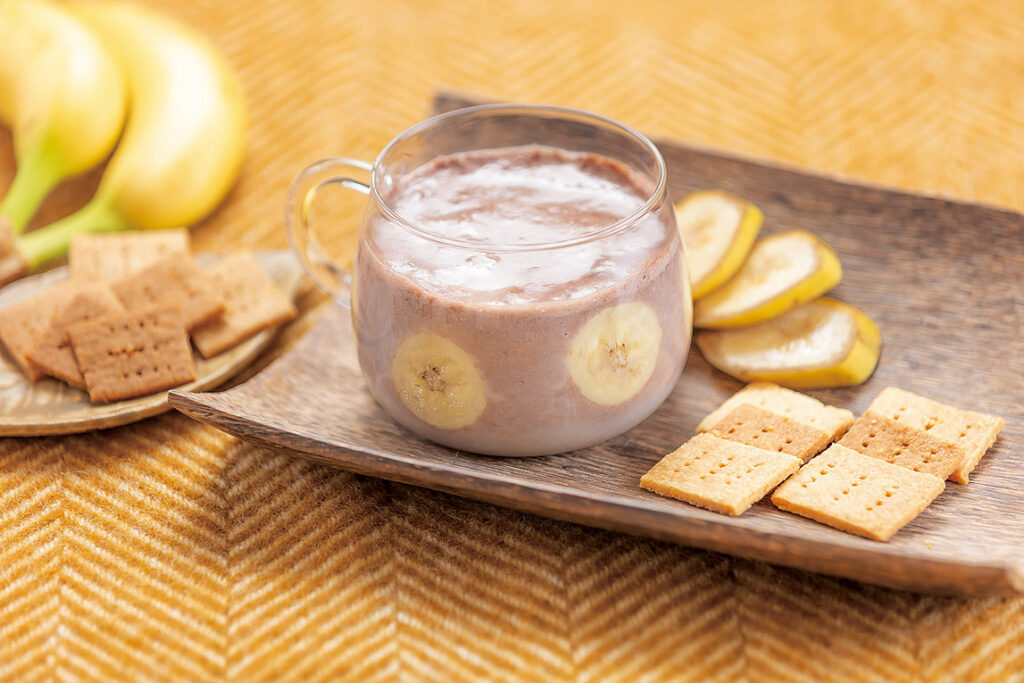 バナナココアのホットスムージーとチーズクラッカー