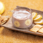 バナナココアのホットスムージーとチーズクラッカー